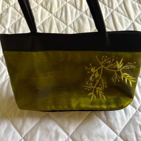 Beautiful hand-embroidered handbag in rich green color - Picture 6 of 16